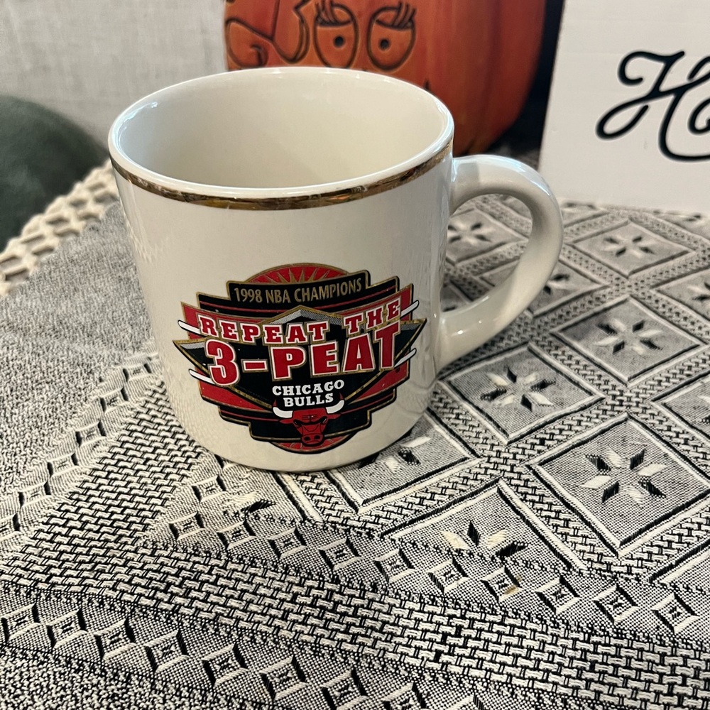 Vintage Chicago Bulls 1998 NBA Champions “Repeat the 3-Peat” Ceramic Mug